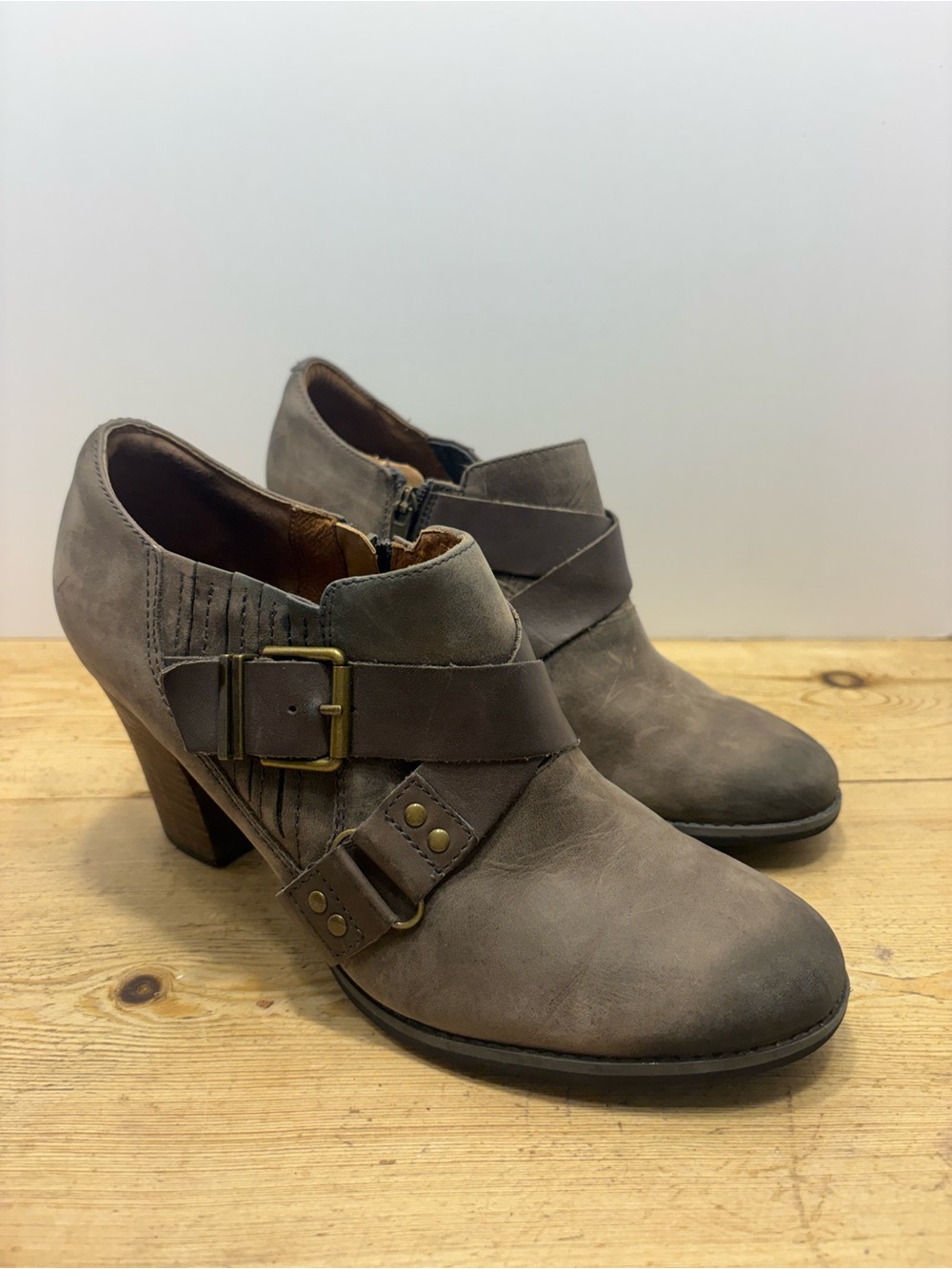 Clark’s || Indigo Heath Woodlark Taupe Leather Buckle Ankle Booties Sz 10